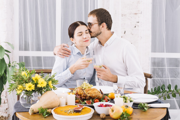 sevgiliye romantik yemek sofrası hazırlama