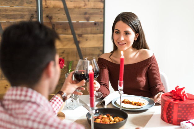 sevgiliye romantik yemek sofrası hazırlama
