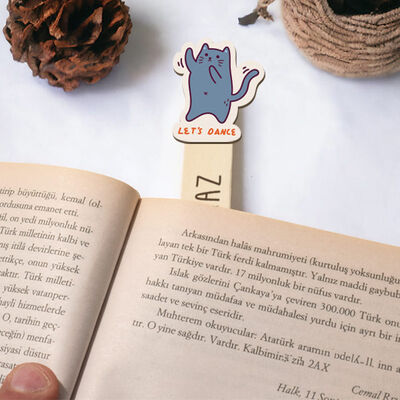 Dans Eden Kedi İsimli Ahşap Kitap Okuma Ayracı - 1
