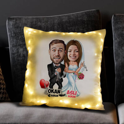 Evlendik Ayvayı Yedik Karikatürlü Işıklı Yastık - 1