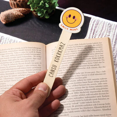 Gülen Emoji İsimli Ahşap Kitap Okuma Ayracı - 2