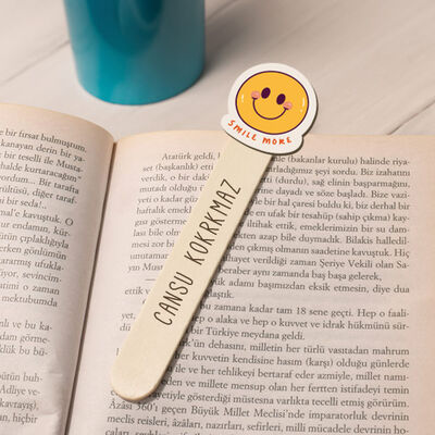 Gülen Emoji İsimli Ahşap Kitap Okuma Ayracı - 3