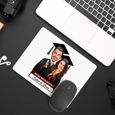 Karikatürlü Üniversiteli Erkek ve Kız Arkadaş Mezuniyet Mousepad - 1