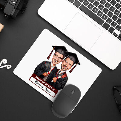 Karikatürlü Üniversiteli İki Erkek Arkadaş Mezuniyet Mousepad - 1