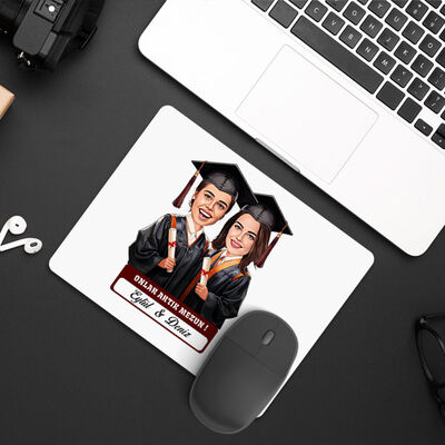 Karikatürlü Üniversiteli İki Kız Arkadaş Mezuniyet Mousepad - 1
