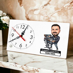 Klavye Ustası Müzisyen Erkek Karikatürlü Masa Saati
