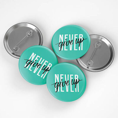Never Give Up Buton Rozet - 1