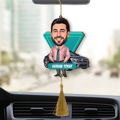 Siyah Araba Önündeki Erkek Karikatürlü Araba Süsü - 1